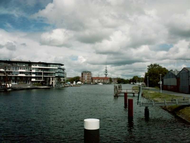 Der alte Binnenhafen in Emden mitten in der Innenstadt Emdens 